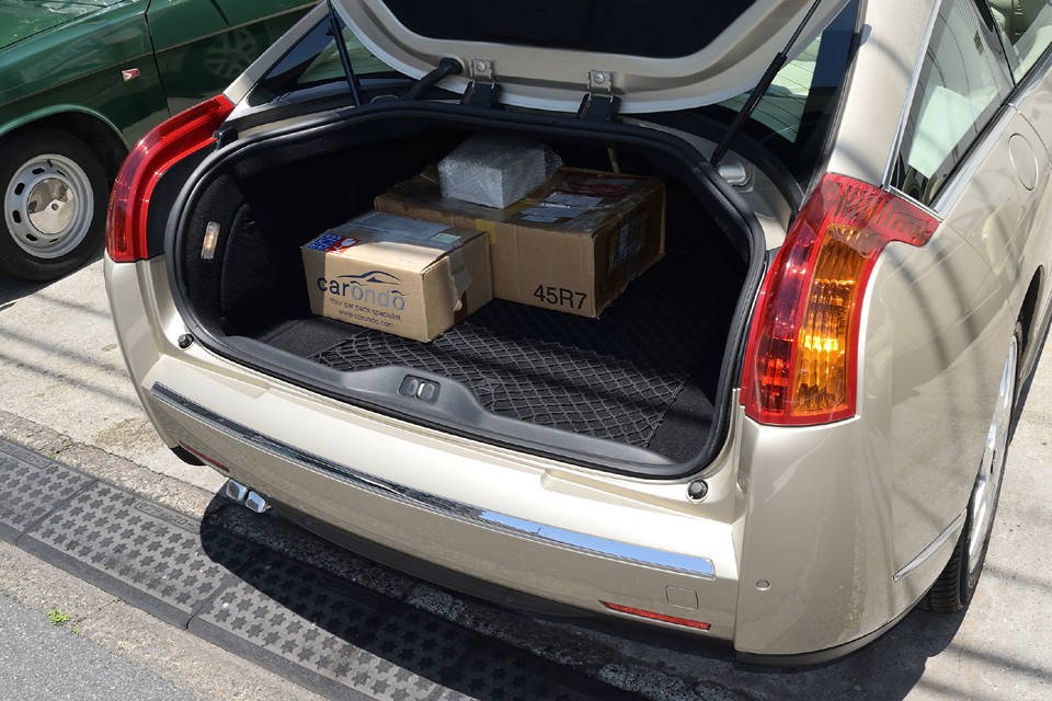 奥行きもあるので、日常使用には十分なスペースかと。ご覧の箱の中にはいくつかの予備パーツがあり、もちろん付属します。