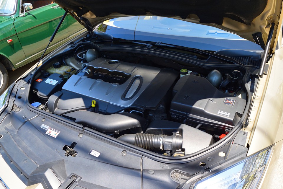 最大出力204PS/4000 rpm、最大トルク44.9 kg・m/1900 rpmを発生するV6ディーゼルターボエンジン！D車のガソリン3.0Lが最大トルク30.5kg・m/3750rpmですから、パワーの差は歴然！