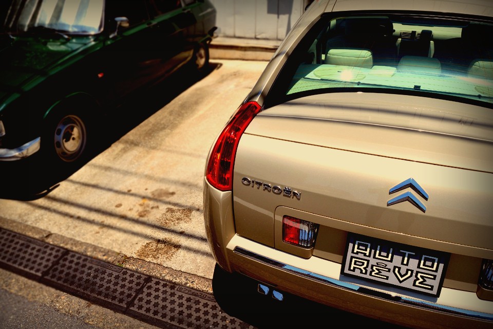 もはやハイドロシトロエンの『約束の地』と化した感のあるＣ6・・・中でもこんな「らしい」仕様はおそらく最後の機会になるのではないかと・・・。