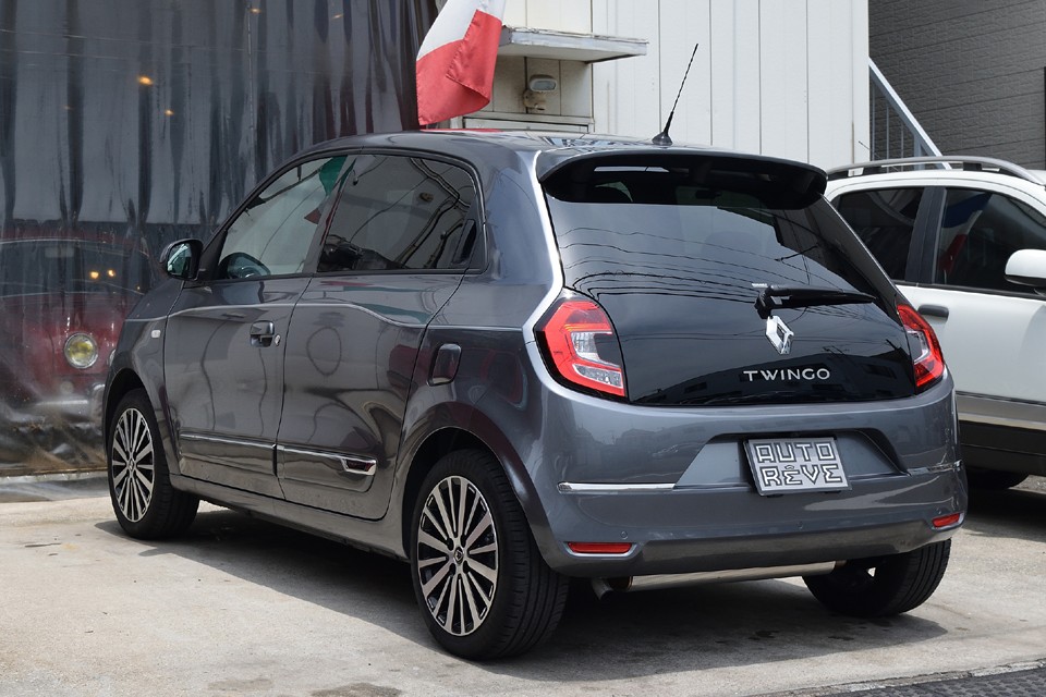 少しクラシカルなイメージのあるフィンタイプのアルミホイールもアダルトな雰囲気にピッタリ！