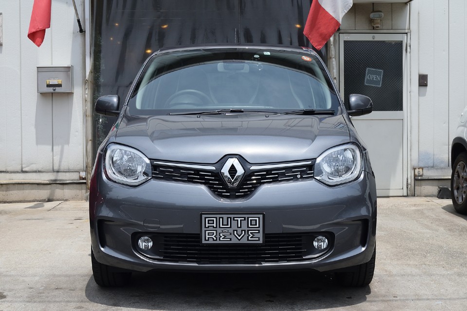 マイナー前と比べると、フォグランプが移設されたおかげでスッキリと凛々しくなったフロントマスク！ヘッドライトもアイライン？！が入ったせいで”キリッ”っとした目付きに！