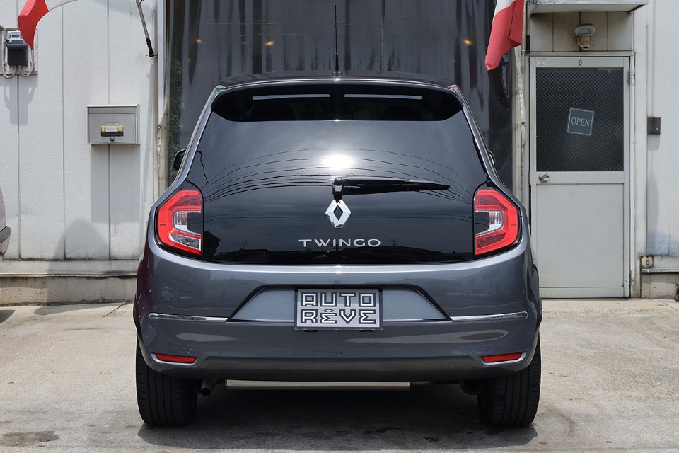 ブラックのガラスハッチにグレーのボディ、赤いリアランプと、コントラストの効いた引き締まったリアビュー！