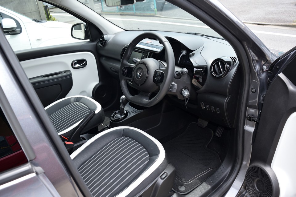 『えっ？これトゥインゴ？』って思うくらい、既存のトゥインゴのイメージをぶち壊すCOOLなインテリア！