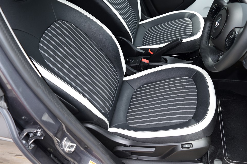 合皮と布のコンビネーションシートは少し小振りではありますが、そこはフランス車！柔らかくお尻をスッポリと包み込んでくれるのです！