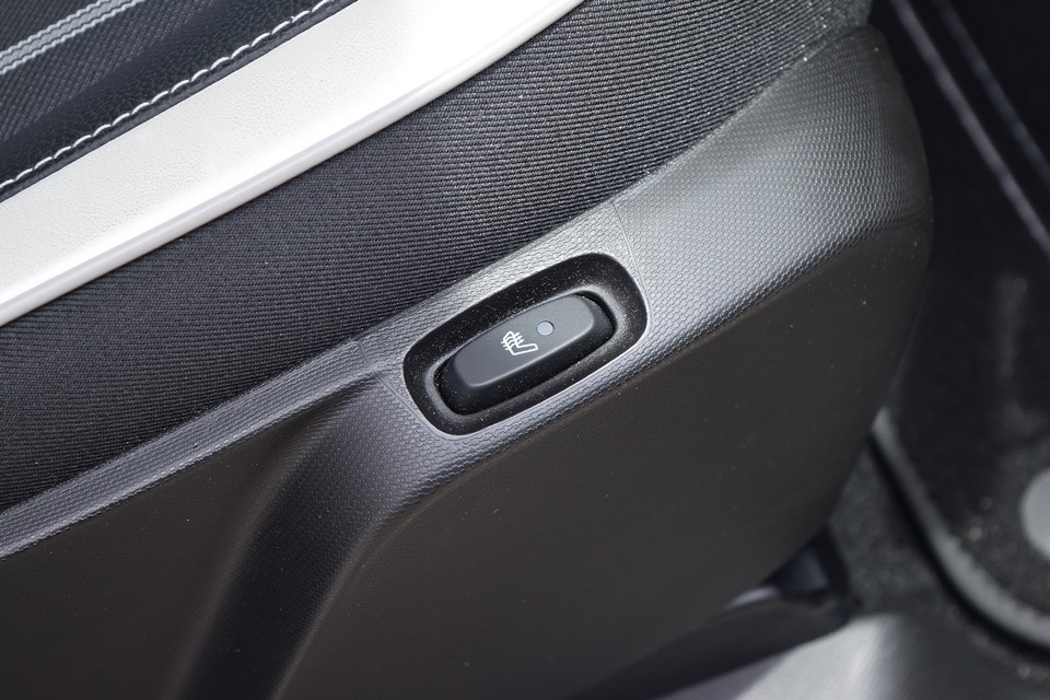 限定車サンドレは運転席、助手席ともにシートヒーターを標準装備！冬の便座シートが暖かいと幸せを感じるのと一緒で、スイッチオンで幸せが訪れます（笑）