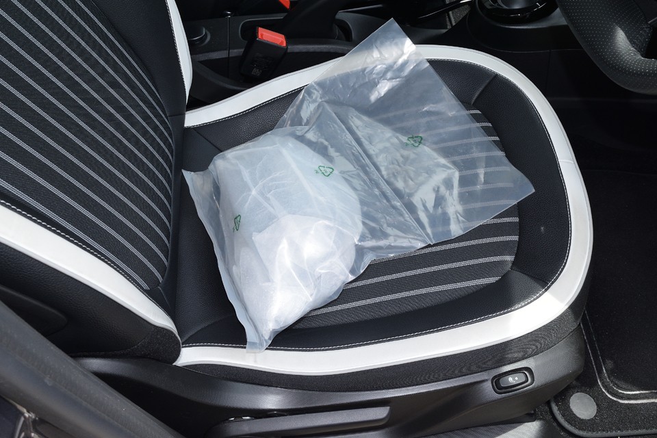 限定車サンドレは本来、ドアミラーがメタルカバーになりますが、オーナー様は敢えて取り付けずにボディ同色のグレーをオーダーしたそうで、未開封の新品メタルカバーが付属（余って？！）します。