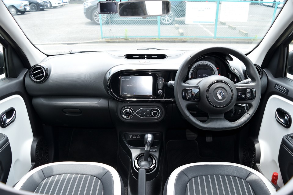 なんだか最新のデザイナー家電のように、モノトーンでスッキリとシンプルにまとめられたダッシュ周り！『可愛いだけがトゥインゴじゃない！』ってコピーが我ながらピッタリかと・・・。