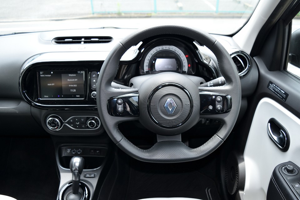 このハンドルがまた、太さといい、手触り感といい、その気にさせてくれる握り心地なのです。何なら『スポーツカーでしょ！』って言ってもいいくらいかと。