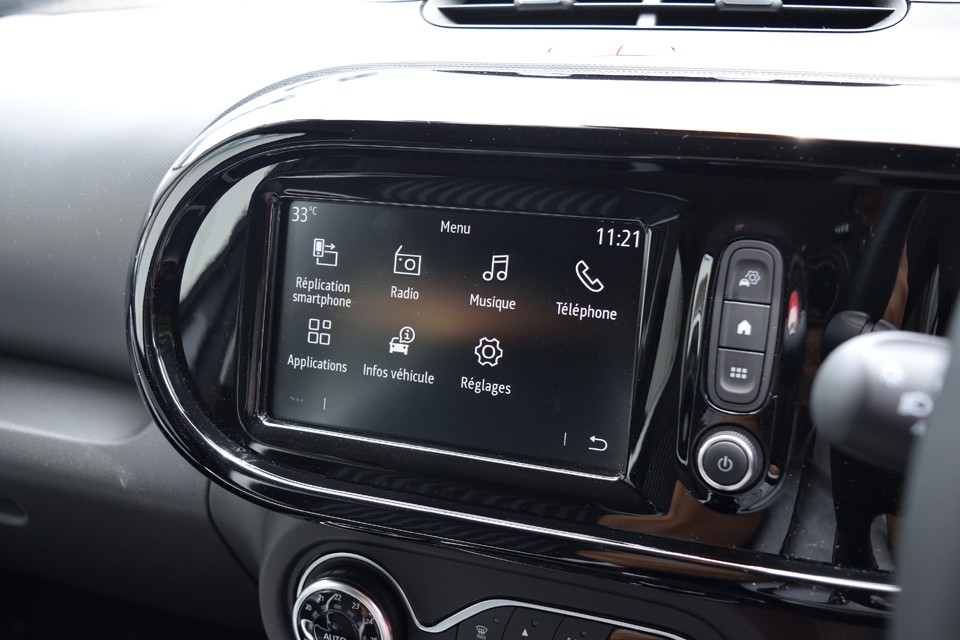 ルノーのEASY LINKと呼ばれるシステムは、Apple Car Play、Android Auto機能を装備なので、iPhoneでもAndroidでもスマートフォンをお持ちなら、連携させてナビや音楽再生、電話が使えます。
