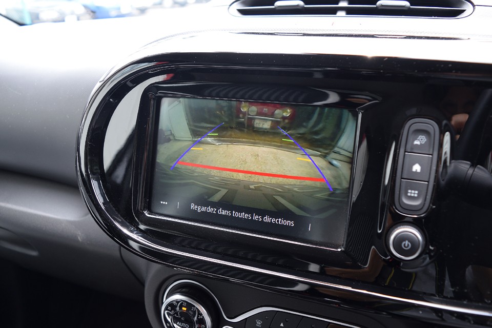 もちろん、お父さん、お母さんにも分かりやすい、こんなバック時のカメラ機能も（苦笑）