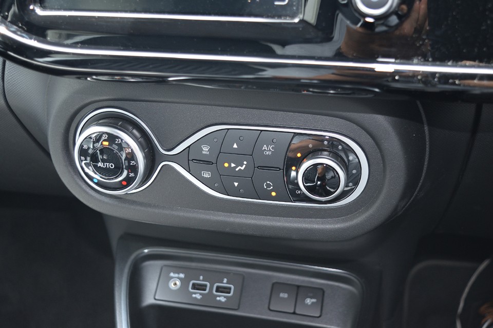 両端にある大きさの異なる丸いノブのバランスを考え、敢えてスペースを使ったデザインにして、それをしっかりと造りこむ！う～ん、やっぱりどっかの国とは明らかにデザイン力が違いますねぇ。