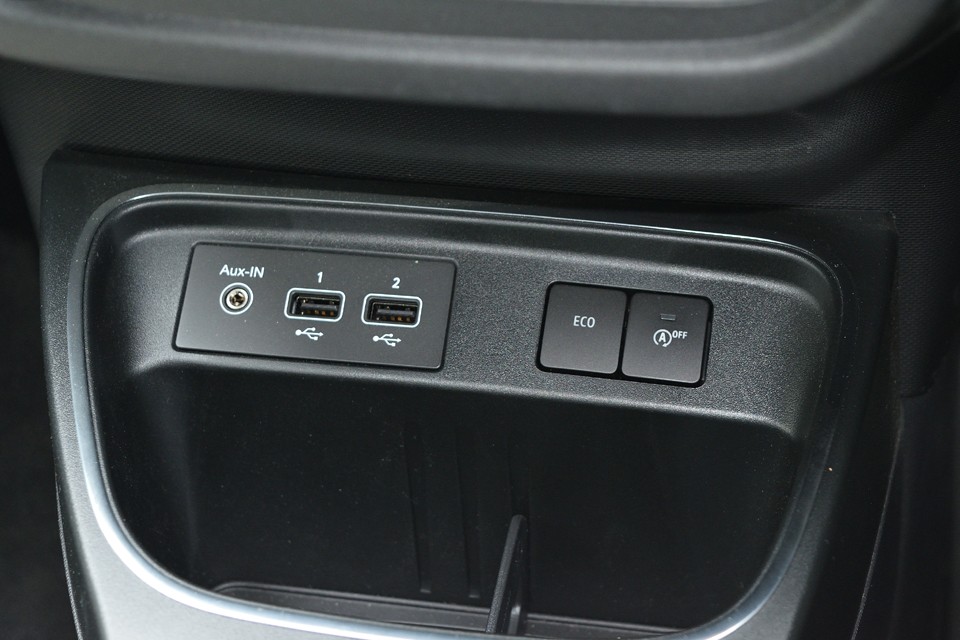 外部入力、USB×2を装備。スマホはこのUSBに接続するとApple Car Play、Android Auto機能が使えるようになります。ちゃんとスマホ置き場もあるところが気が利いてますね。