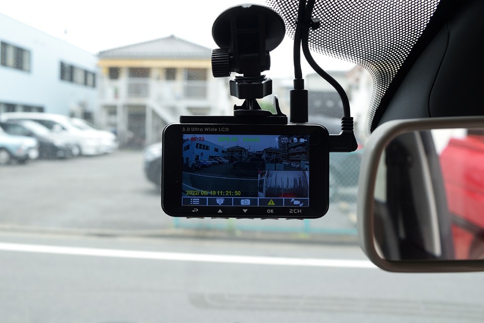 もはや必須の装備と言ってもいいドライブレコーダーを前後に装備！万一の時にもこれで安心！