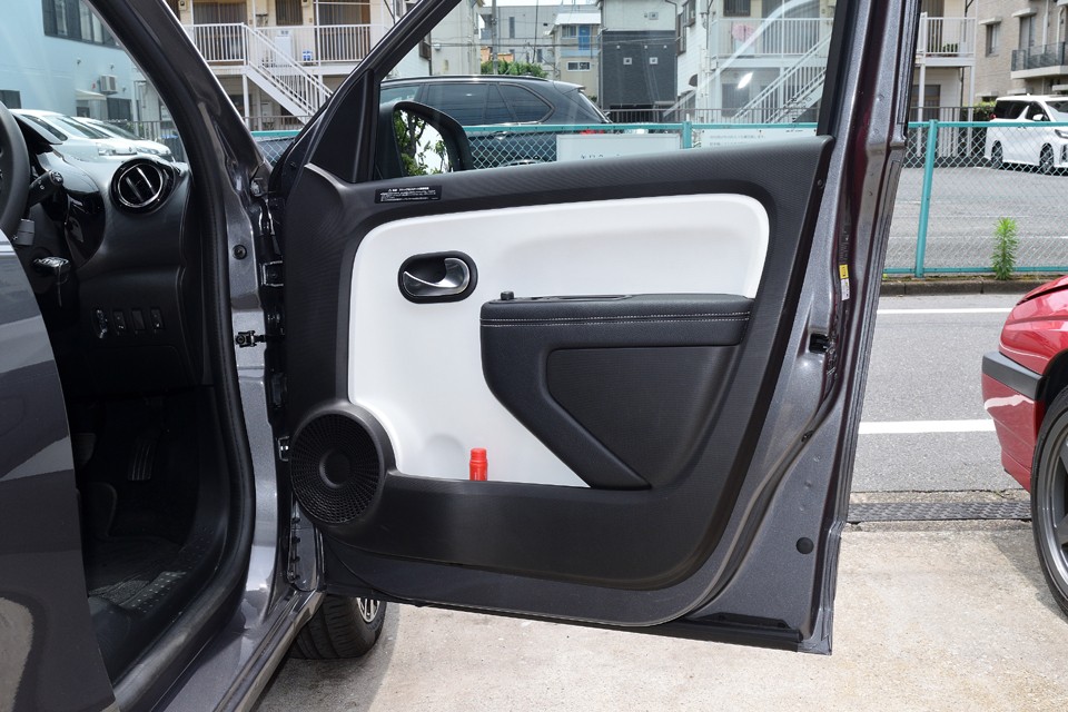 モノトーンでメリハリの利いたデザインのフロントドア内張り。この走行距離ですから、汚れらしい汚れはほぼ皆無！気持ち良くお乗りいただけると思います。