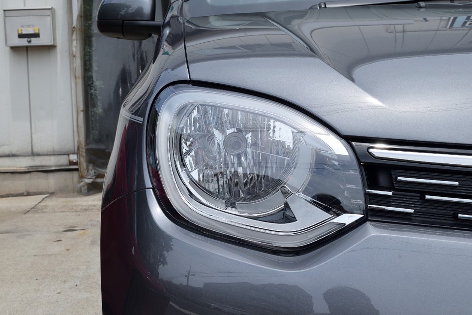 ライト周りのアイライン？！はデイライトです。欧州ではもはや常識（って言うか法律で定められています）！エンジン始動すると必ず点灯します。