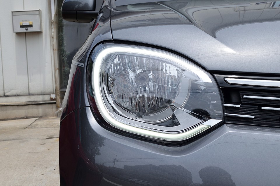 はい、エンジン始動時はアイラインもハッキリとして、こんなキリッとした目付きに！