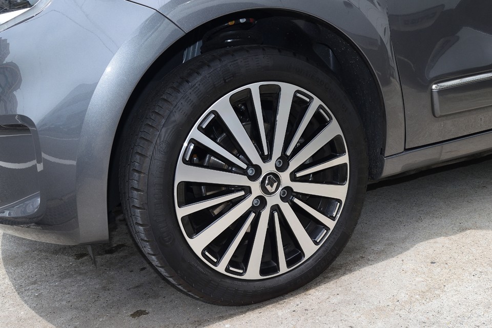 限定車サンドレにピッタリの少しクラシカルな雰囲気のあるフィンタイプデザインの16インチアルミホイールが標準装備！もちろんガリキズなんかはありませ～ん！