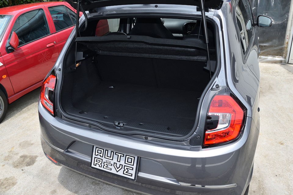 床下にエンジンがあるので、少し床面は高めですが、日常使用なら十分なトランクスペースです。いざとなればリアシートをたたんで更に広大なスペースに！
