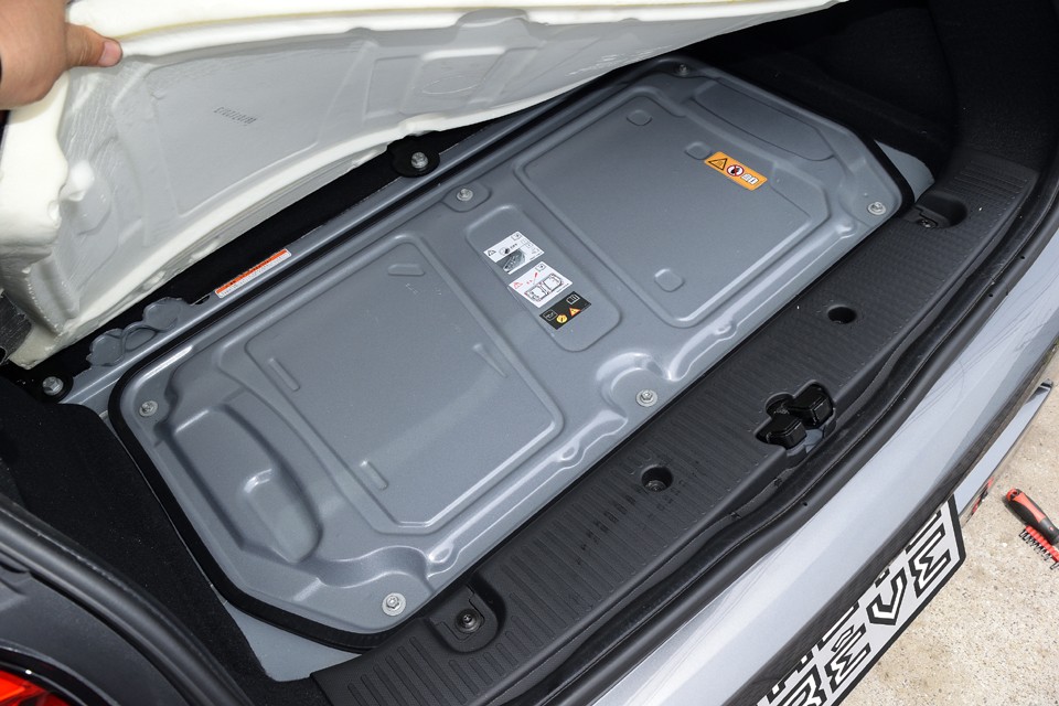 トランク床面のマットをめくると、鉄板のエンジンカバーがボルト留め。これを開けてようやくエンジンにアクセス出来ます。