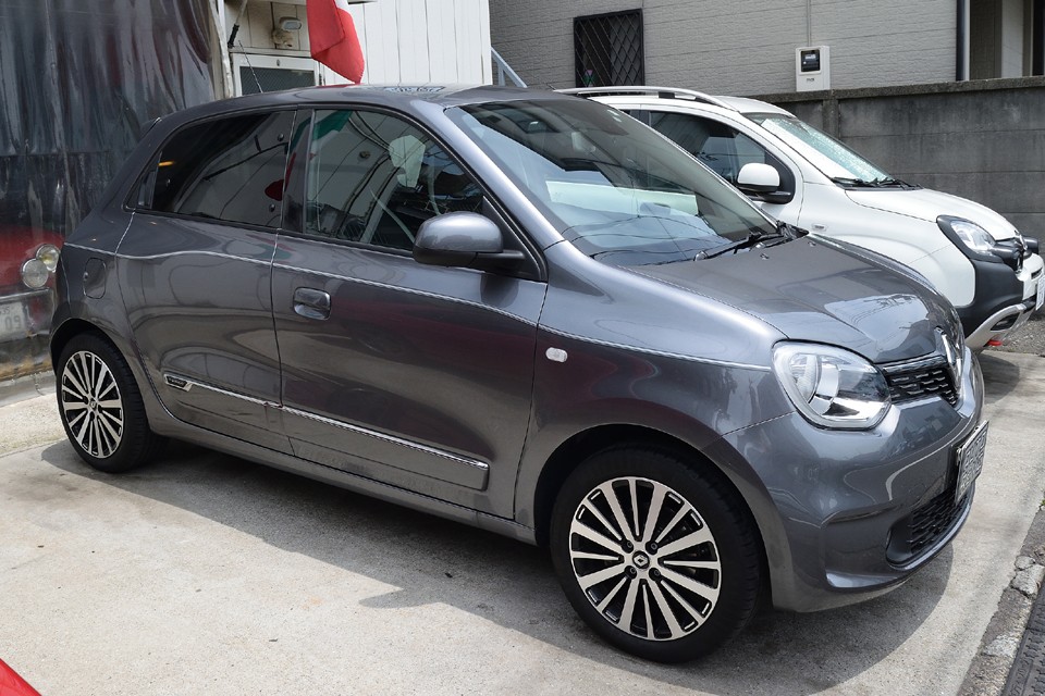 おまけに燃費は実際の走行条件に近いWLTCモードで17.4km/L！直接のライバルと言えるフィアットパンダが同じWLTCモードで16.6km/L。あのフィアットの名器ツインエアーエンジンよりも燃費がいいって・・・優秀と言わざるを得ませんね。