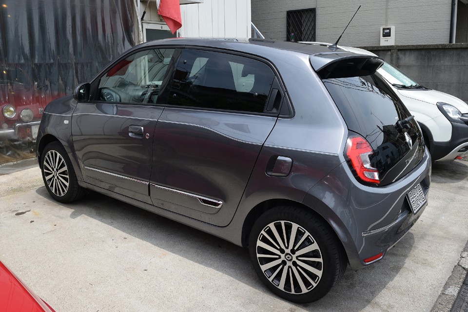 それにRRのおかげでフロントタイヤ周りのスペースがあるので、ハンドルが切れること切れること！一回り小さいフィアット500の最小回転半径が4.7mに対して、何とトゥインゴは4.3m！これは日常車にとっては大きなメリット！狭い車庫入れも楽々！