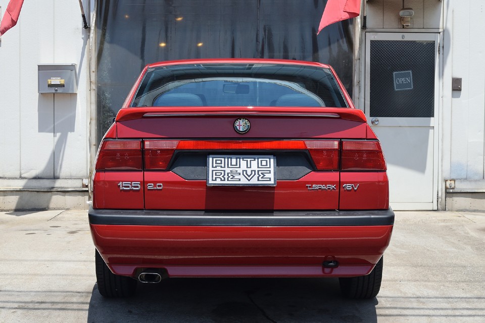 「ハイデッキ」なんてもう死語かもしれませんが、スポーツカーらしいウェッジシェイプのための要素だし、トランク容量稼げるし、迫力のあるリアスタイルになるし、考えたら良い事づくめ！