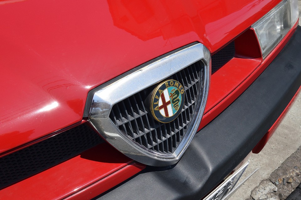 塗装状態も良く美車なのはお分かりいただけたと思いますが、もちろん気になるところはあります。まずはＦグリルのメッキ部の劣化。新品入手は難しい部品なので、赤や黒に塗っている個体も多いところです。