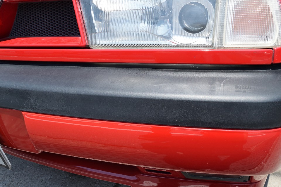 それから、バンパーの樹脂部がよく見ると劣化でザラザラした感じに。