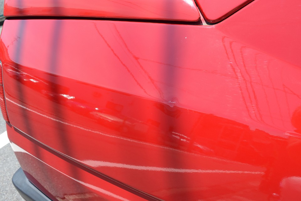 それから小キズが2点ほど。まずは右リアフェンダーにご覧の凹みを伴うキズが。