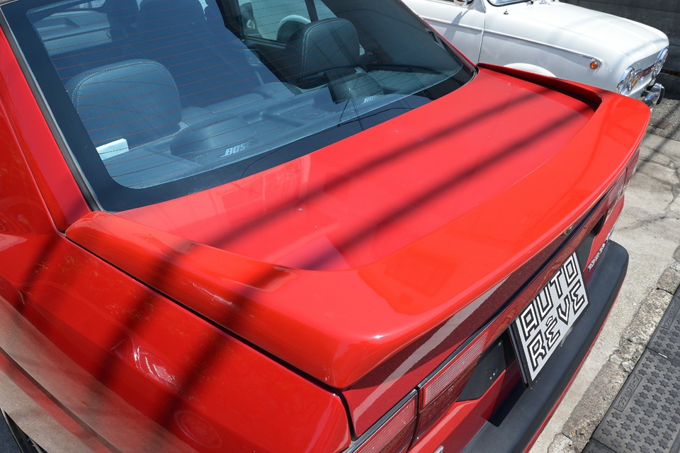 前述の未塗装と思われるトランクリッドです。点キズが数か所と、よ～く見ると若干色褪せしているように見えます。塗装済のリアウイングと比べると分かるでしょうか。