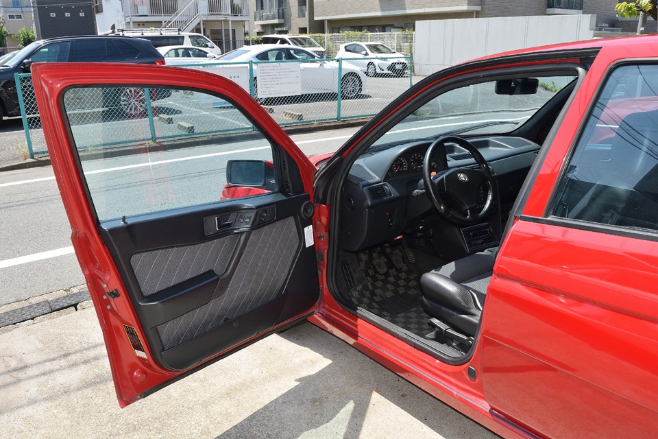 ・・・と、あくまで粗探しをするとそんな点がありますが全体的にはかなりの美車です。さて、それではインテリアへ行って見ましょう。