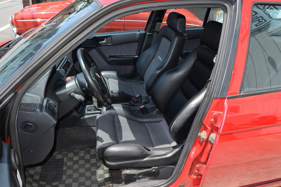 シートはよりスポーティーなＲＥＣＡＲＯに換装されている？もしくは新車並行車なので、現地仕様かもしれませんね。運転席の背部のみ黒革で張り替えられているのが気になると言えば気になるところでしょうか。