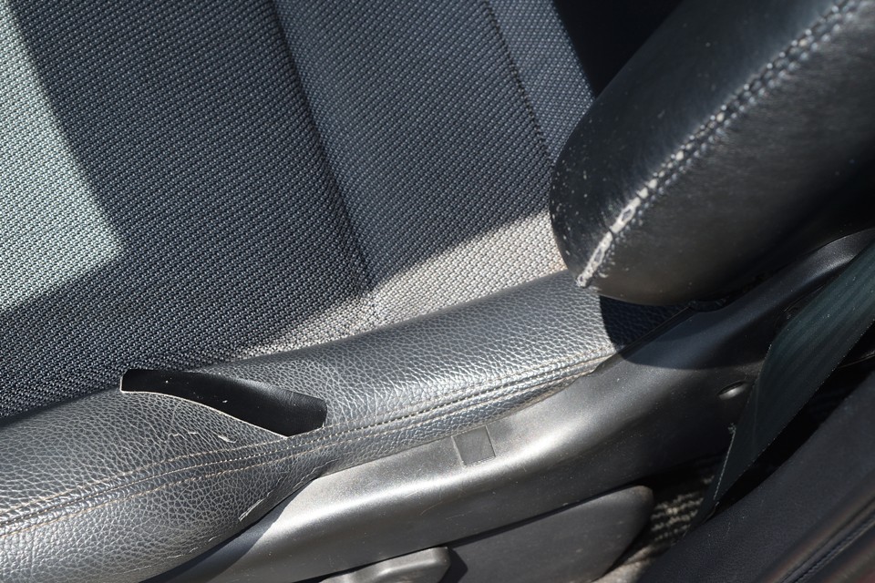 運転席なので、どうしても劣化はあります。座面に切れの補修個所と、サイドサポート部のスレがあります。
