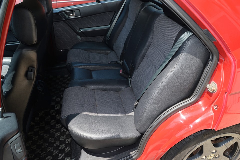 リアシートも前席ＲＥＣＡＲＯと同じ造りなので、やはり現地仕様のようですね。