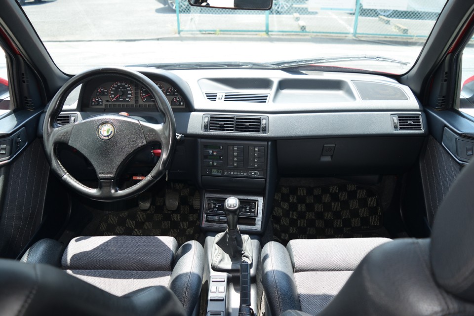 なんだか「カッチリ」として清潔な印象のダッシュパネルですね。すべての操作系がドライバーに向いた、まさにドライバーのための造りになっているところはアルファの伝統ですね。