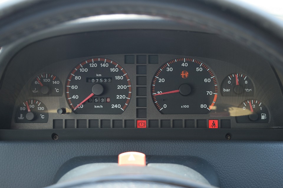 実走行10.8万km。気になるタイミングベルトは、前オーナー様曰く「3年程前の7.8万kmくらいの時に交換しました」との事ですが、ご安心してお乗りいただくために、ご成約いただきましたらタイミングベルト、ウォーターポンプ一式交換サービスさせていただきます！