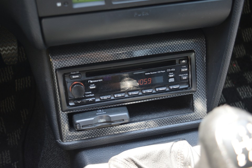 オーディオは老舗ブランドのNakamichiのCDデッキです。その下にETCも装備。
