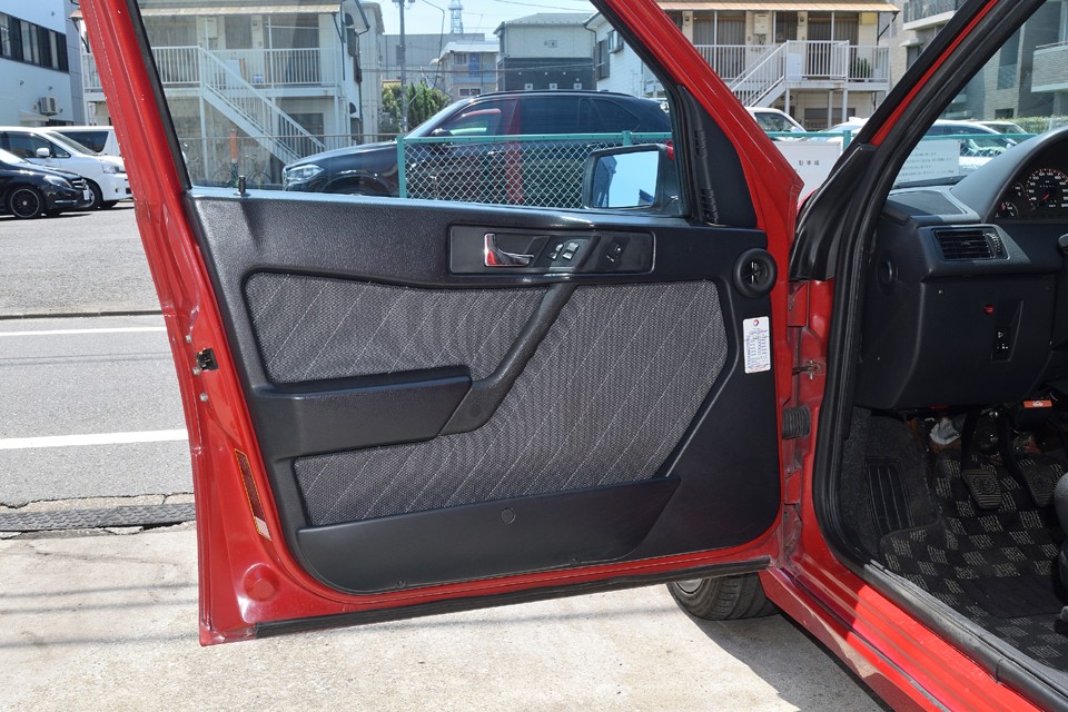 フロントドア内張。布部に若干のフニャフニャ感はあるものの、全体的にとても清潔な状態です。