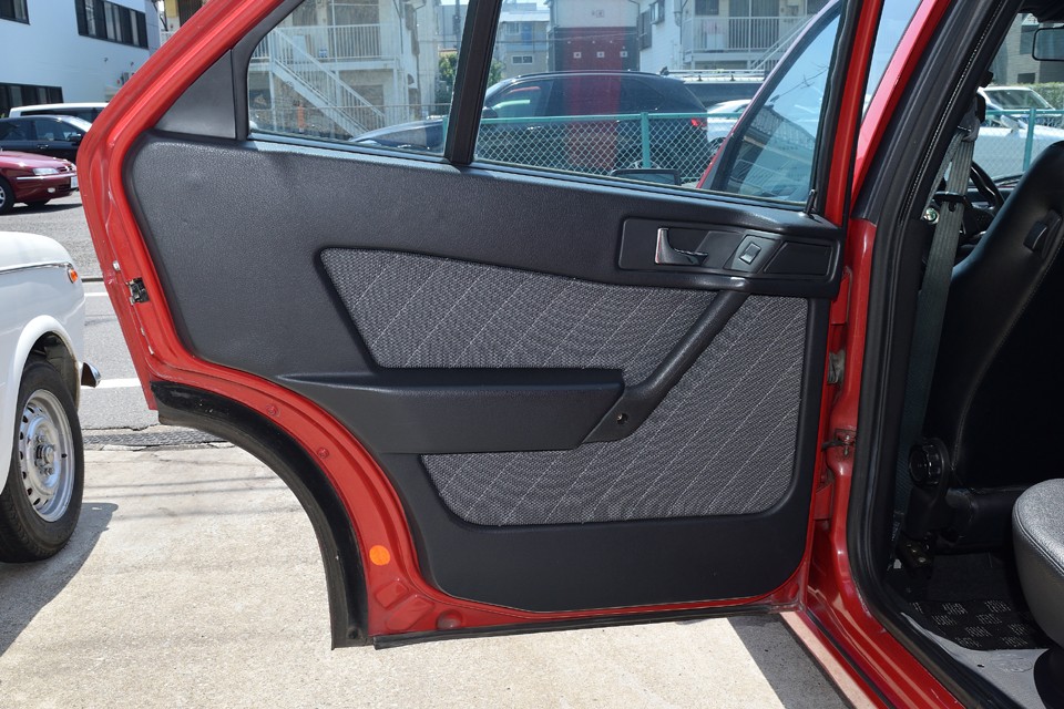 リアドア内張。使用頻度が少なかったんでしょうね、前ドアにも増して清潔な状態です。