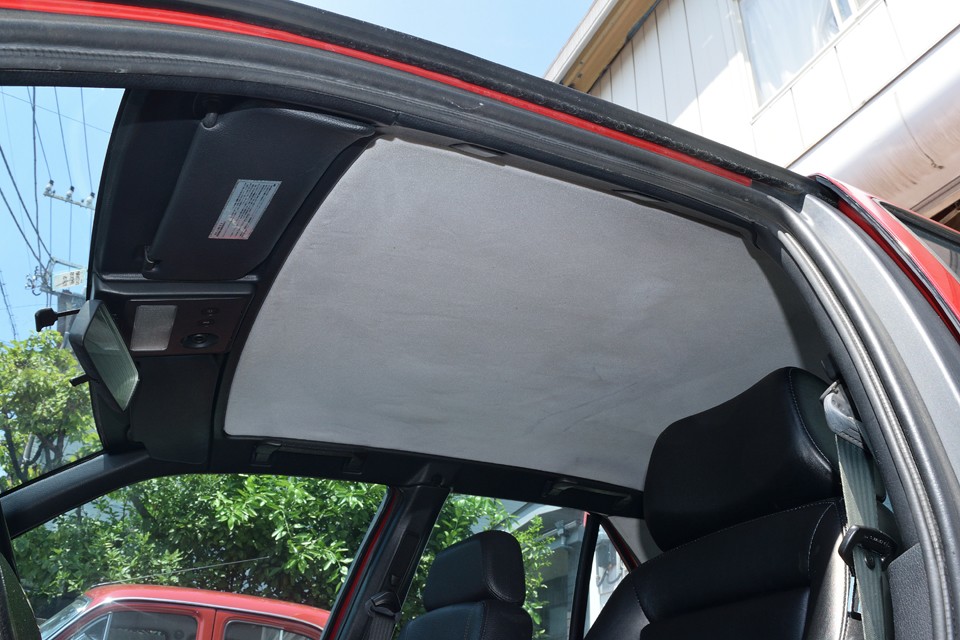 天張りはオリジナルのままのようです。よく見ると凹凸跡と若干の浮きがありますが、垂れはありません。