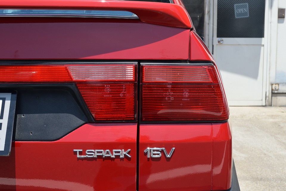 リアレンズはプラ製ですが、色褪せ、割れはありません。