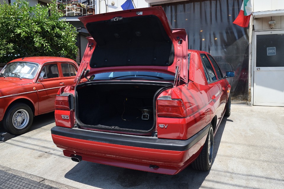155はれっきとしたセダンですので、トランク容量もそれなりにあります。トランクリッドが車体後ろにはみ出さないように開閉出来るのも良く考えられていますね。