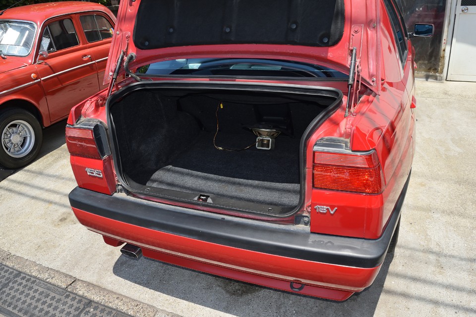 奥行きはもちろん、ハイデッキボディのおかげで高さもこれだけあります。十分ですね。