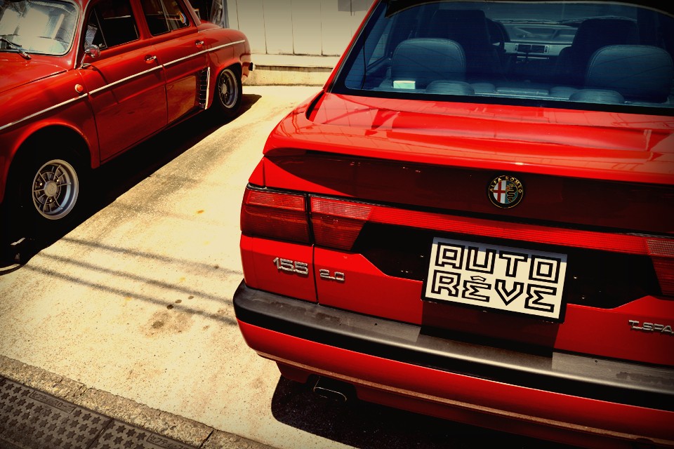 当然、アクセルやブレーキペダル、シフトロッドがあって、それを介して操作をしているはずなのに・・・。