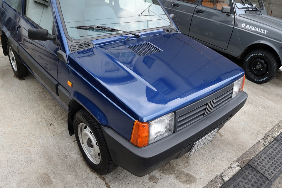 よく見るとボンネットの塗装にはシミのようなものがありますが、この年式なら当然と言えば当然。全体的にはかなり良い状態と言えると思います。