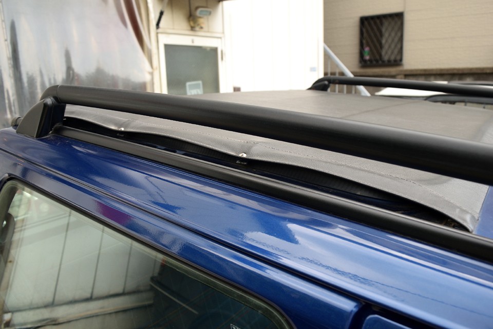 新品でも少しこんな感じはありますが、経年で縮んだため、両サイドに少し幌の浮きがあるでしょうか。