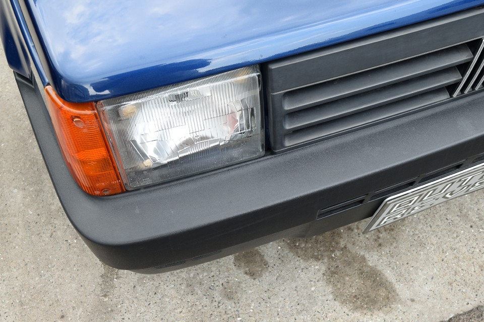 経年劣化が出やすい樹脂バンパーもこの通り。コート剤とかの塗布前でこの状態ですから、納車時の洗車・清掃で更にキレイになりそうです。