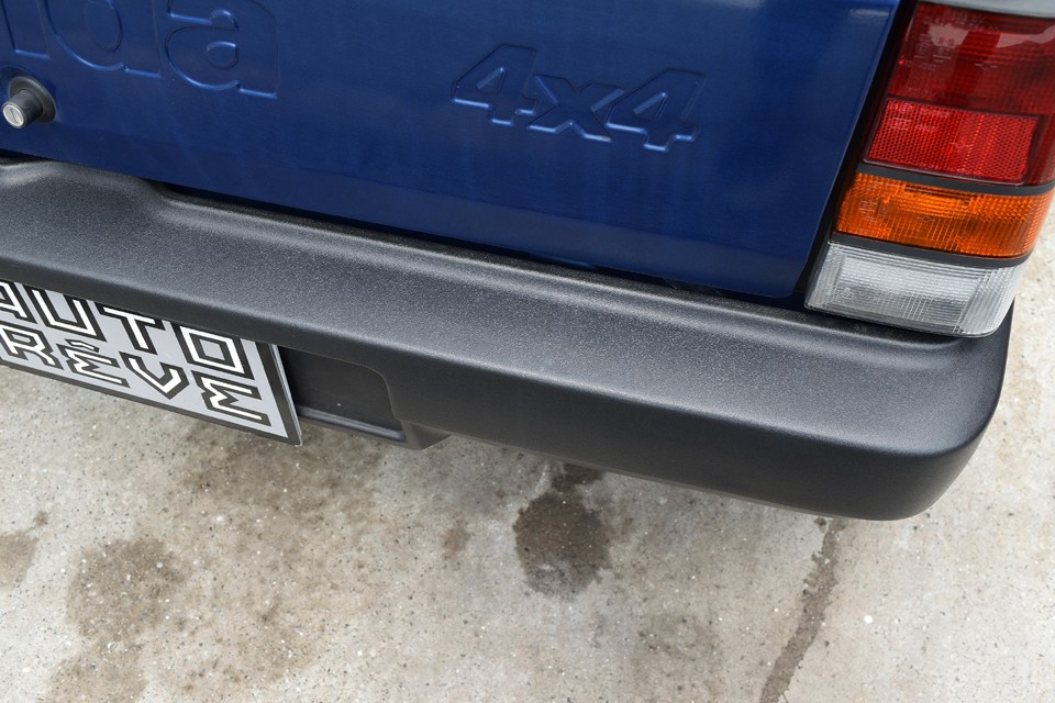 リアバンパーもご覧の通り。塗装の色褪せとかバンパーの変色とか、一番目立つところですからね。これならご納得いただけるかと。