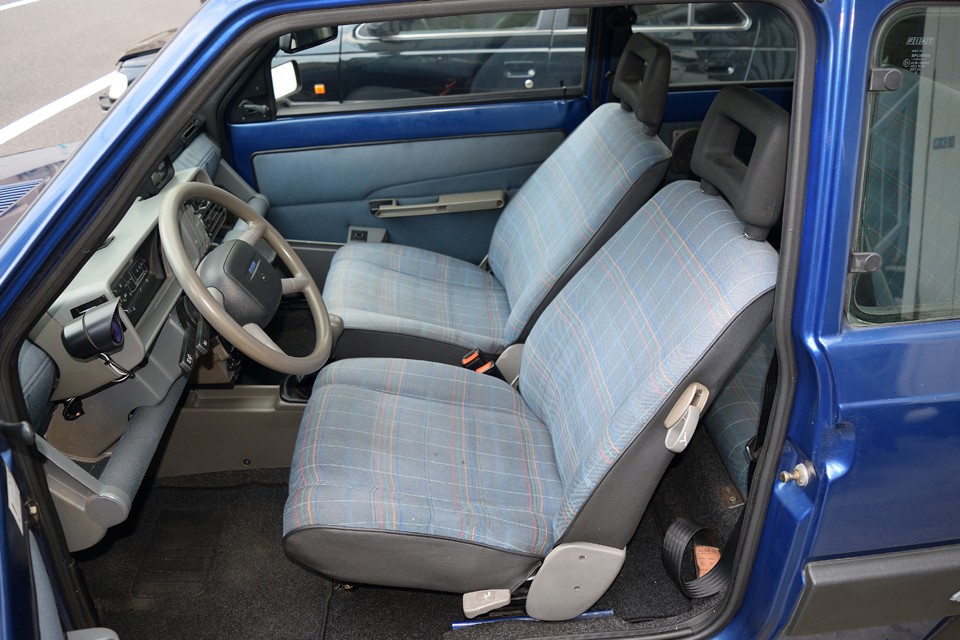 シートはおしゃれなチェック柄。ドアを開けた瞬間からパンダワールド全開なのです！