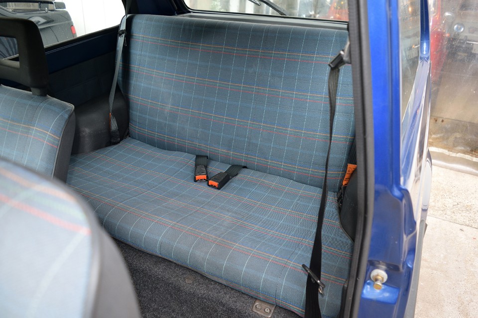 リアシートにもシミ汚れがありますね。これくらいならクリーニングでかなりキレイになると思います。